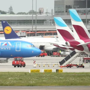 Flugzeuge verschiedener Fluggesellschaften stehen am Flughafen Hamburg. (Symbolbild)