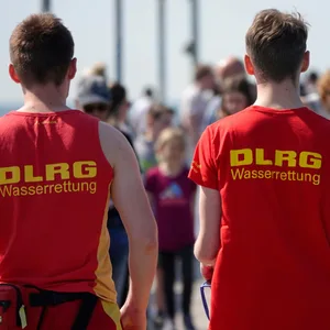 Zwei DLRG Rettungsschwimmer von hinten.