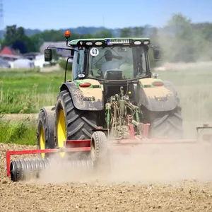 Traktor auf einem Acker in Hamburg