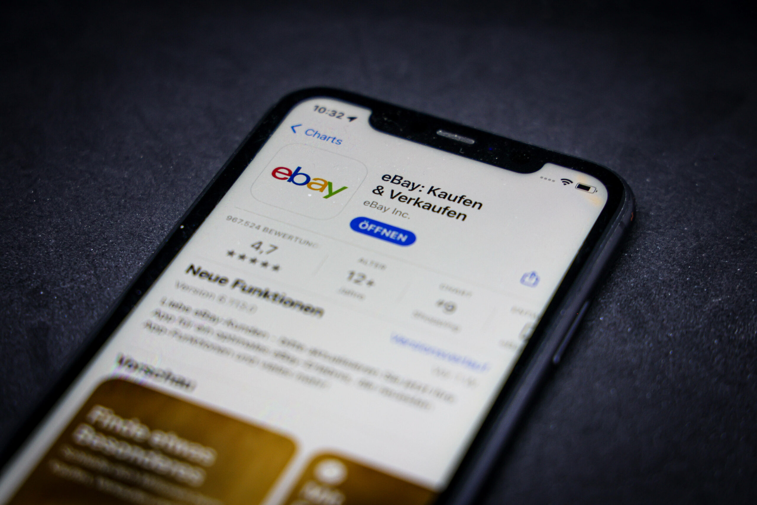 Ein iPhone zeigt die Ebay-App im Apple Store.