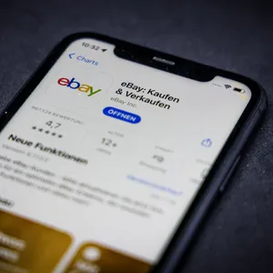 Ein iPhone zeigt die Ebay-App im Apple Store.