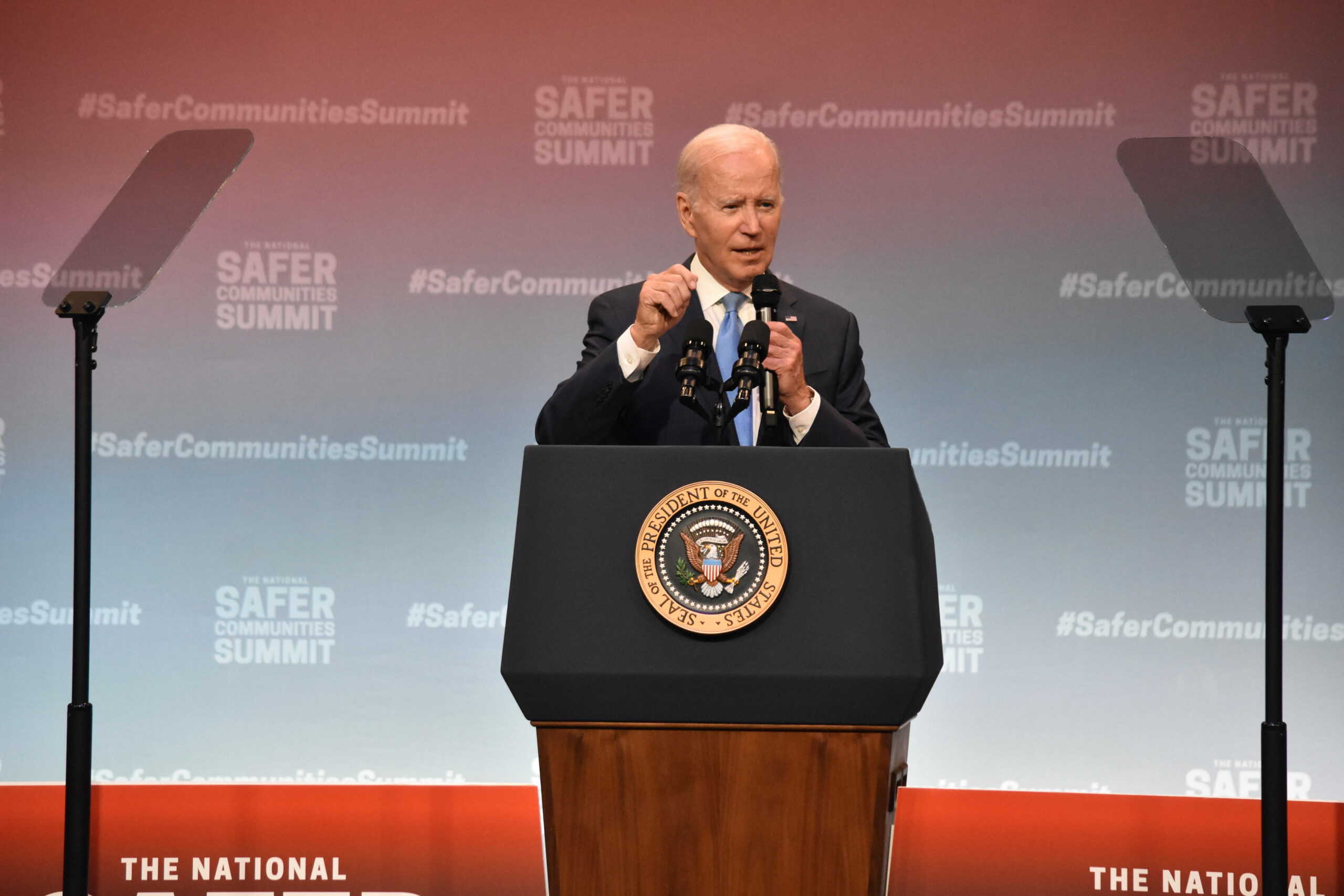 Joe Biden steht auf der Bühne des National Safer Communities Summit an der Hartford University in Connecticut