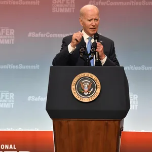Joe Biden steht auf der Bühne des National Safer Communities Summit an der Hartford University in Connecticut