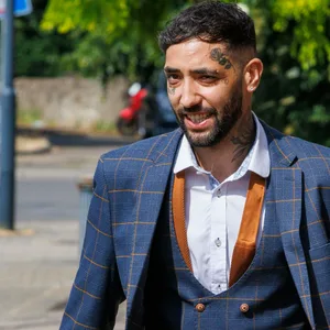James White im Anzug und mit Gesichtstatoos auf dem Weg zum Gericht.