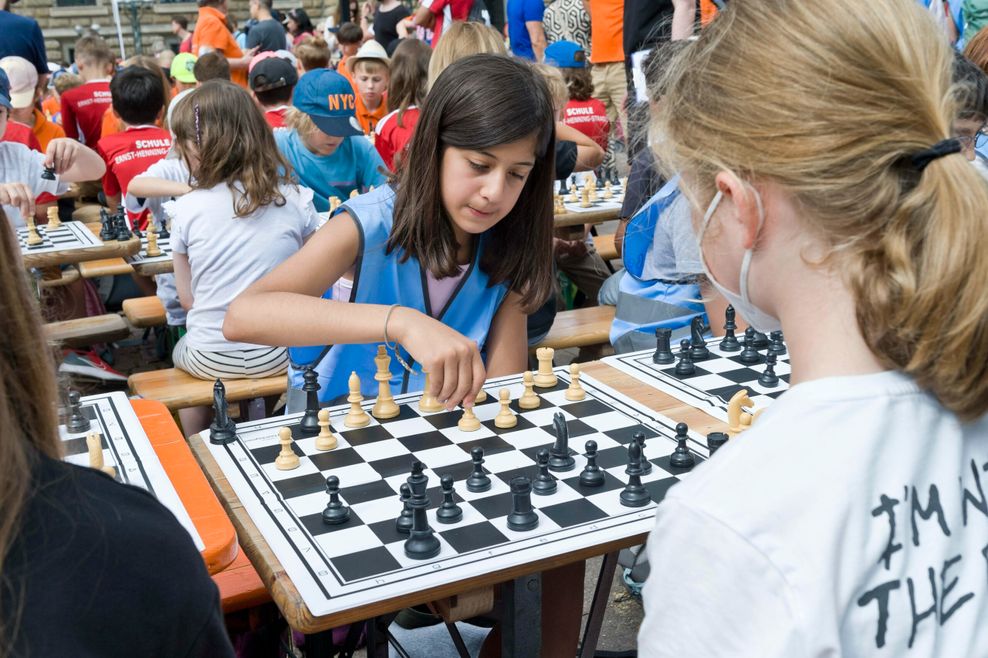 Zwei Mädchen beim Schachspielen auf dem Schulschachtunier