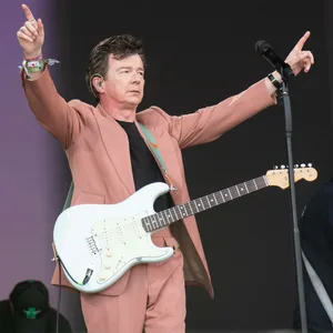 Rick Astley feierte mit 57 Jahren seine Glastonbury-Premiere, brachte seine eigenen Hits mit – und überraschte mit zwei Coversongs.