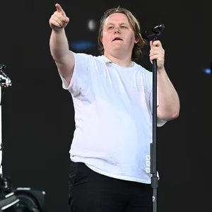 Sänger Lewis Capaldi bei einem Auftritt auf der Hauptbühne des Glastonbury-Festivals 2023.