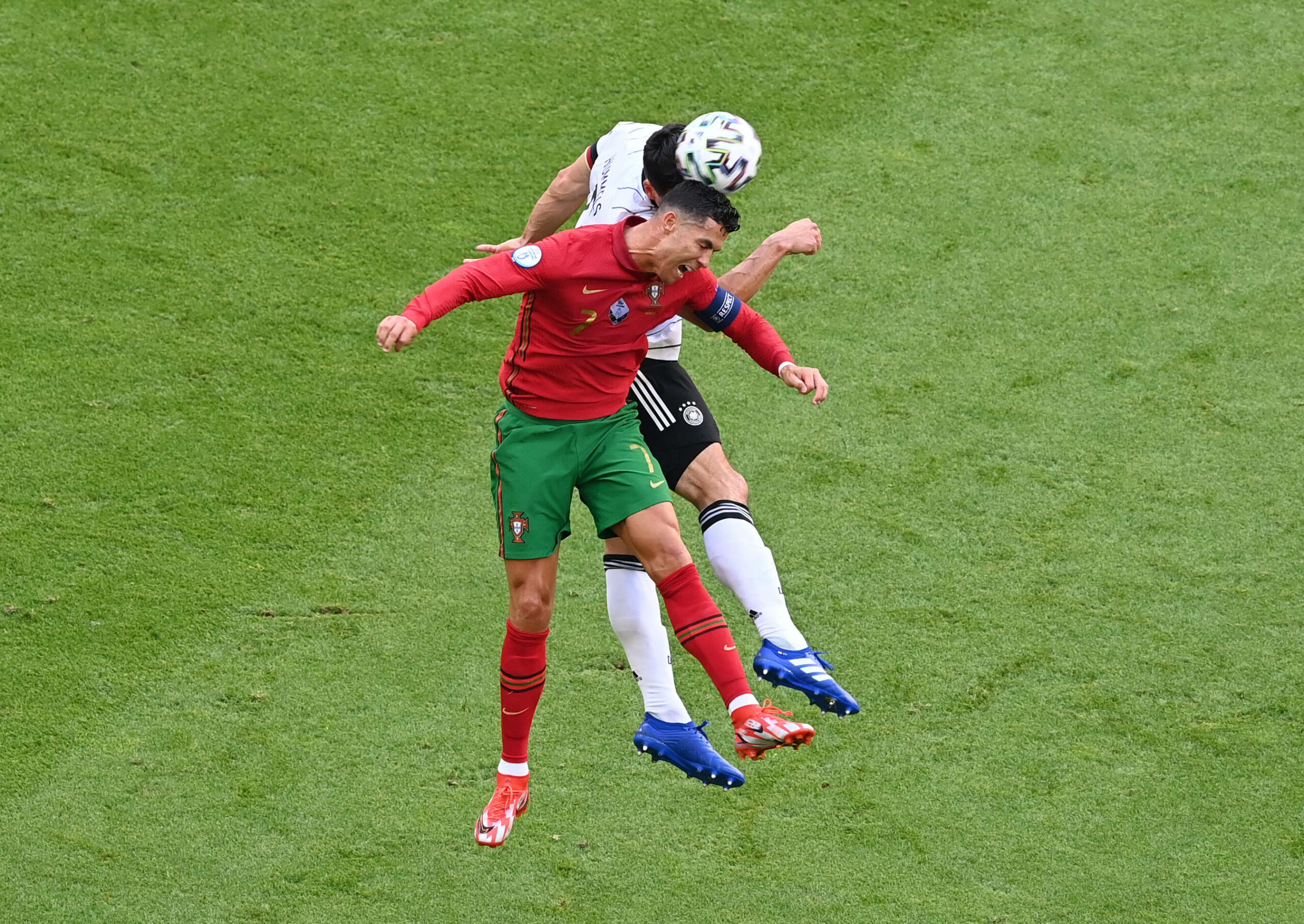 Cristiano Ronaldo und Mats Hummels im Kopfballduell bei der EM 2020