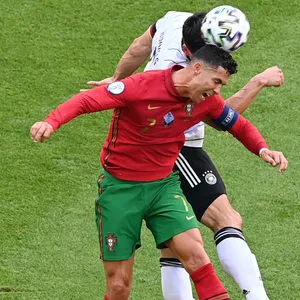 Cristiano Ronaldo und Mats Hummels im Kopfballduell bei der EM 2020