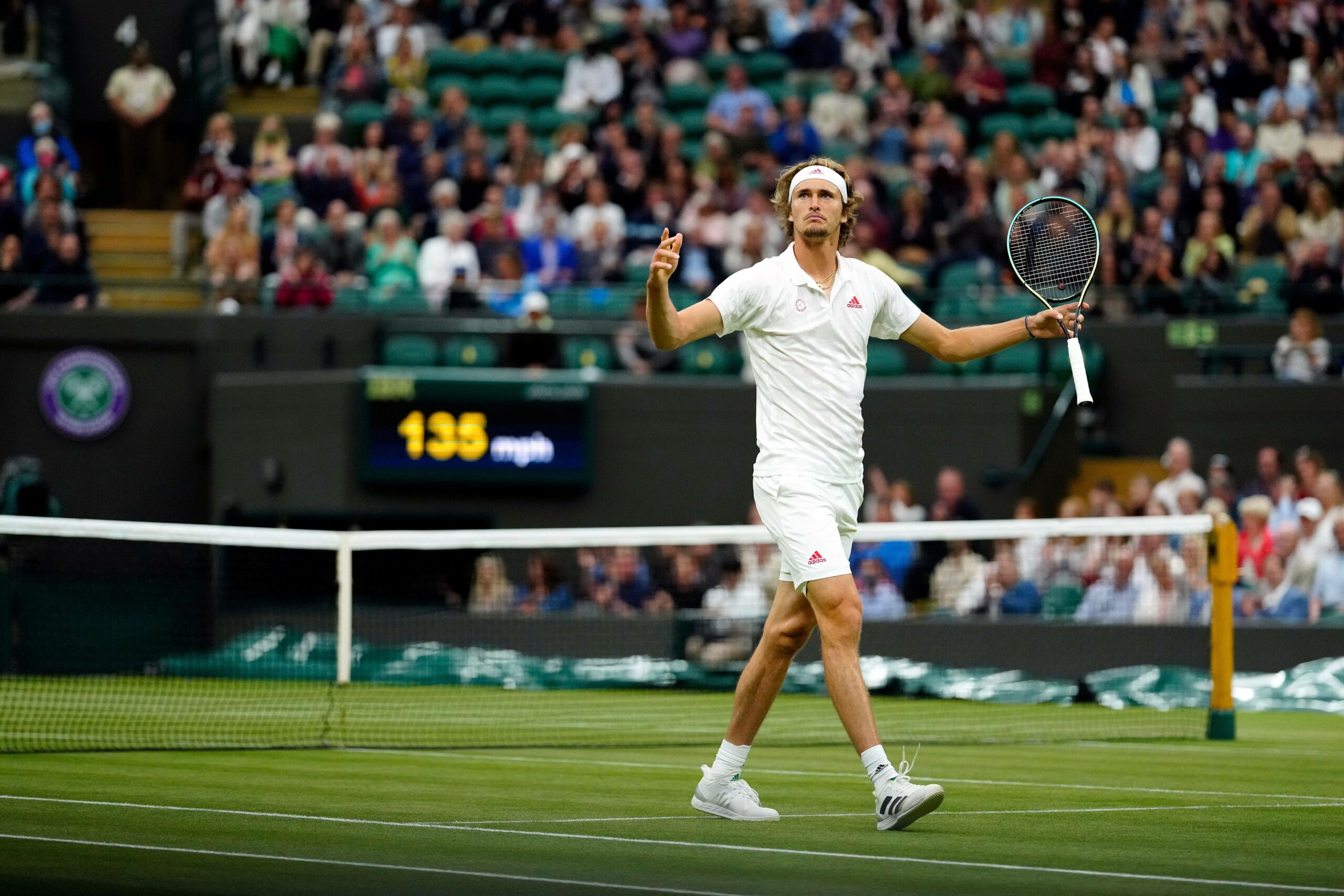 Zverev mit ausgestreckten Armen auf dem Rasenplatz bei Wimbledon