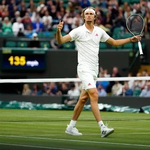 Zverev mit ausgestreckten Armen auf dem Rasenplatz bei Wimbledon