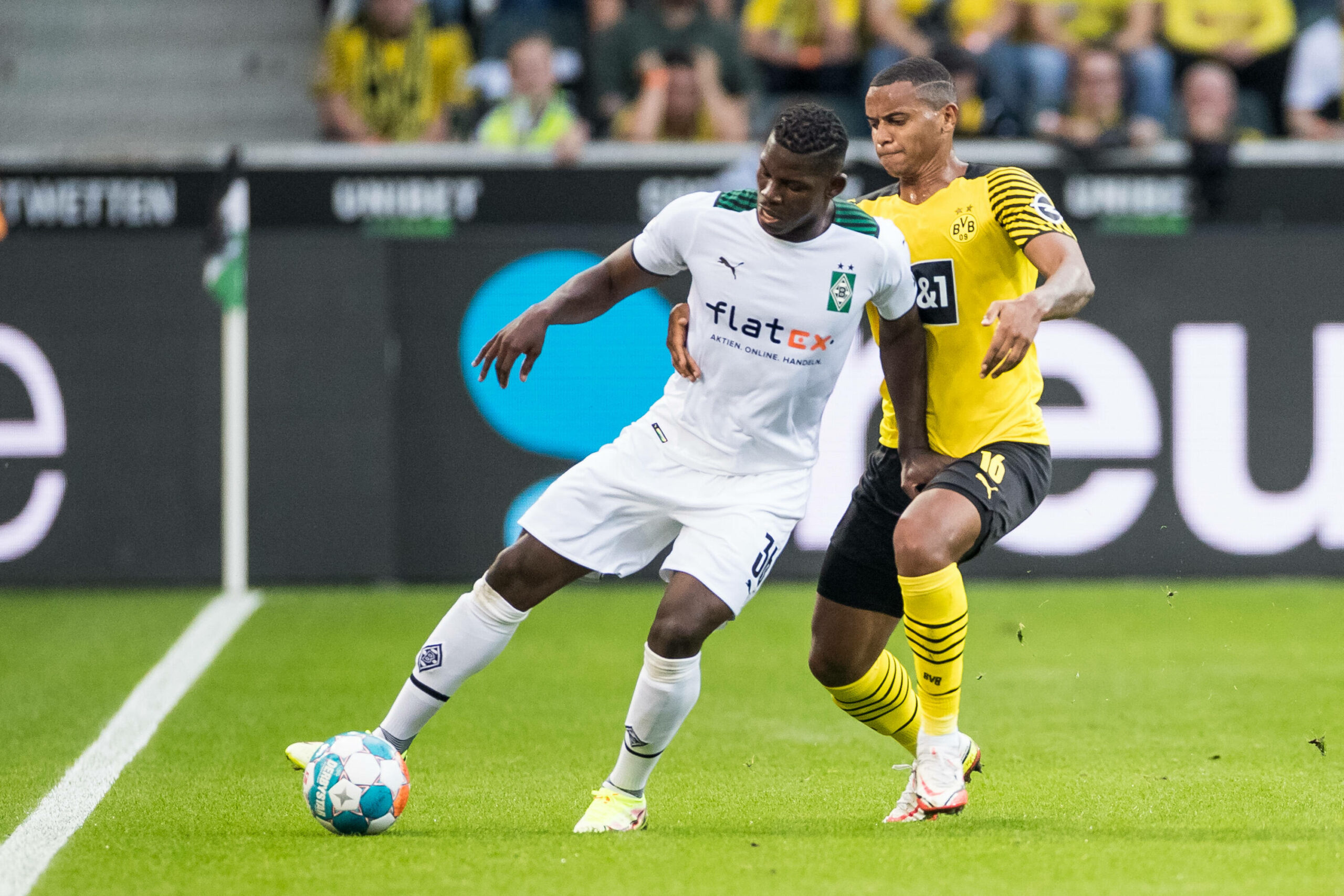 Breel Emobolo spielte in der Bundesliga unter anderem für Borussia Mönchengladbach (hier gegen den ehemaligen Dortmunder Akanji).