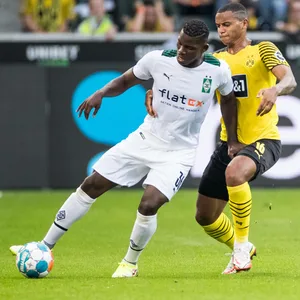 Breel Emobolo spielte in der Bundesliga unter anderem für Borussia Mönchengladbach (hier gegen den ehemaligen Dortmunder Akanji).