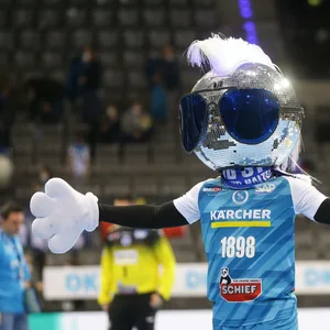 Das Maskottchen Johnny Blue mit Glitzer-Diskokugel als Kopf.