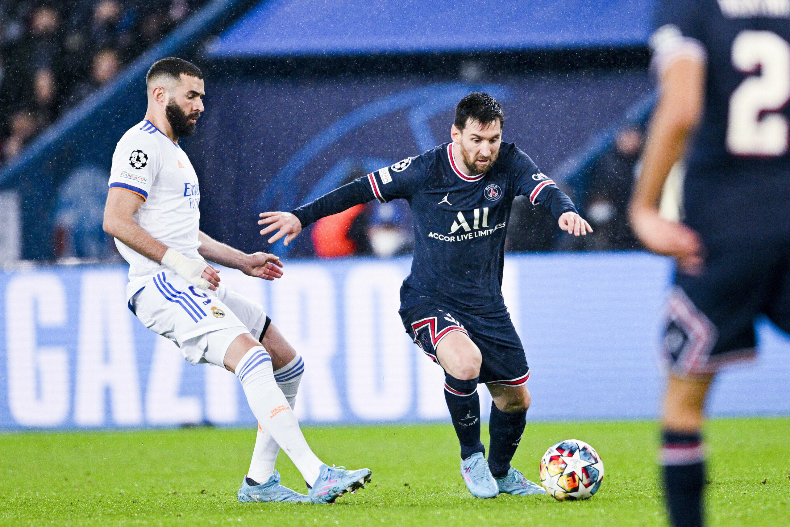 Lionel Messi und Karim Benzema im Duell