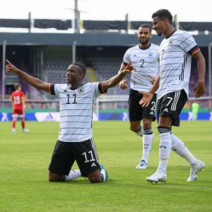 Ansgar Knauff bejubelt ein Tor mit Youssoufa Moukoko und Josha Vagnoman