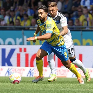 Immanuel Pherai im Zweikampf mit Sonny Kittel
