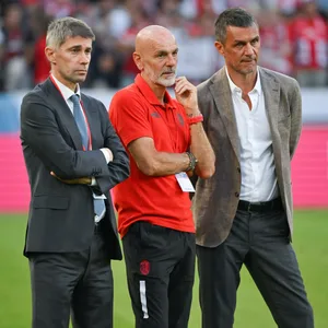 Paolo Maldini und Stefano Pioli stehen zusammen auf dem Platz