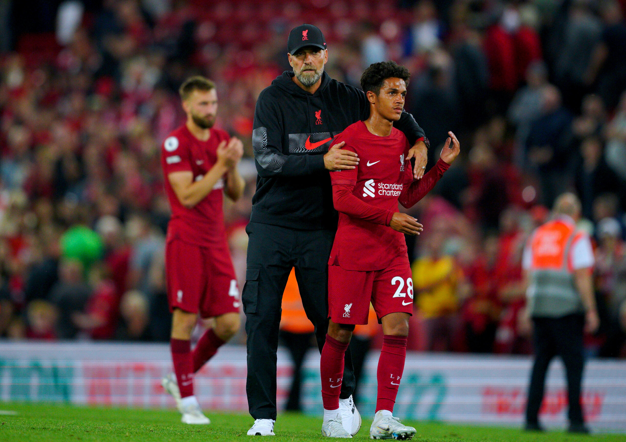 Jürgen Klopp umarmt Liverpool-Youngster Fabio Carvalho