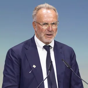 Karl-Heinz Rummenigge am Mikrofon
