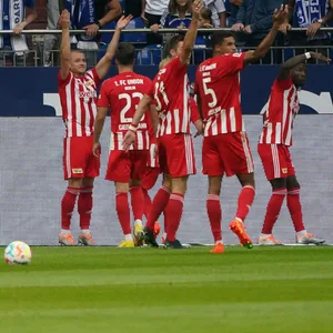 Die Spieler von Union Berlin gestikulieren nach Hilfe.