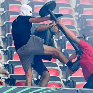 Fans von Nizza und Köln kämpfen auf der Tribüne gegeneinander.