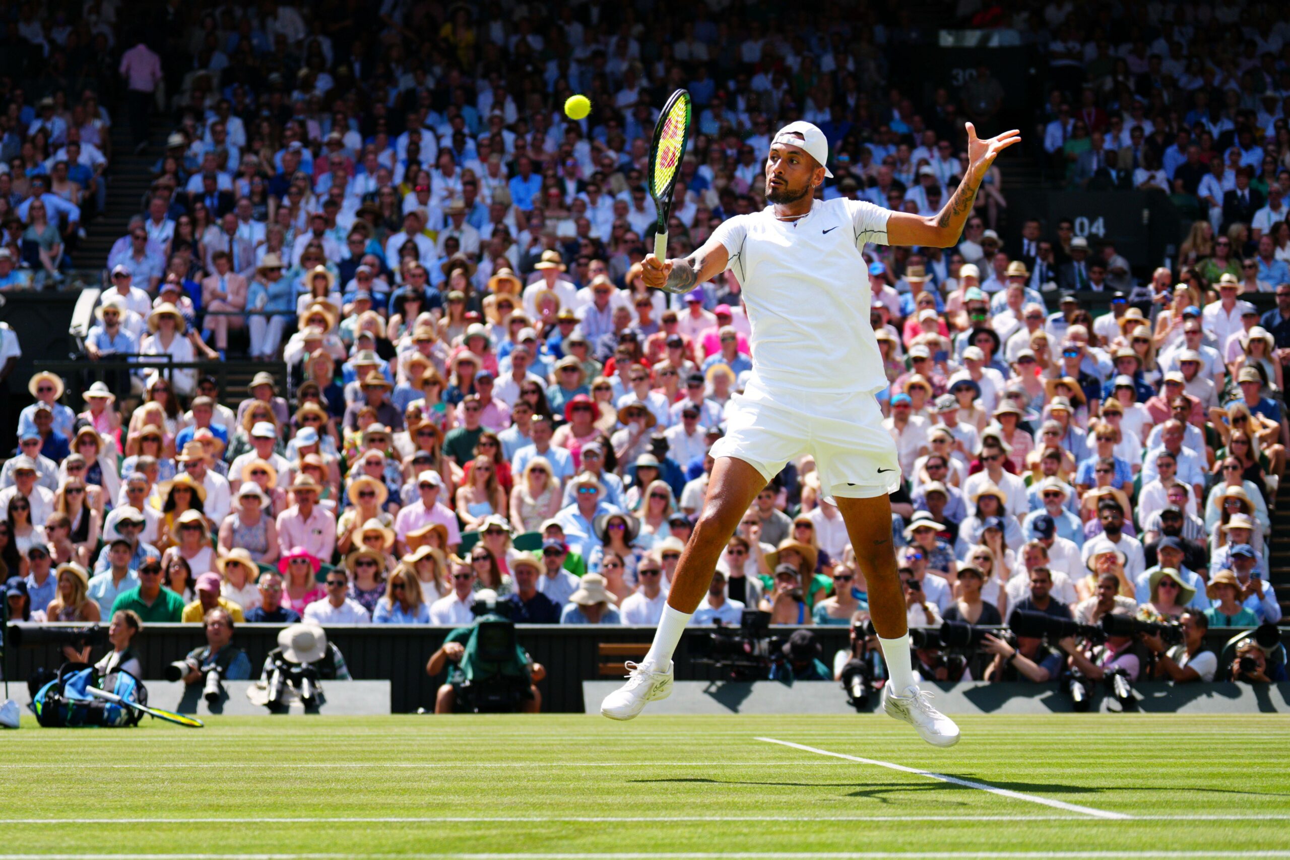Nick Kyrgios springt während einem Wimbledon Match dem Ball entgegen