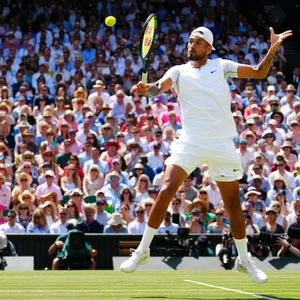 Nick Kyrgios springt während einem Wimbledon Match dem Ball entgegen