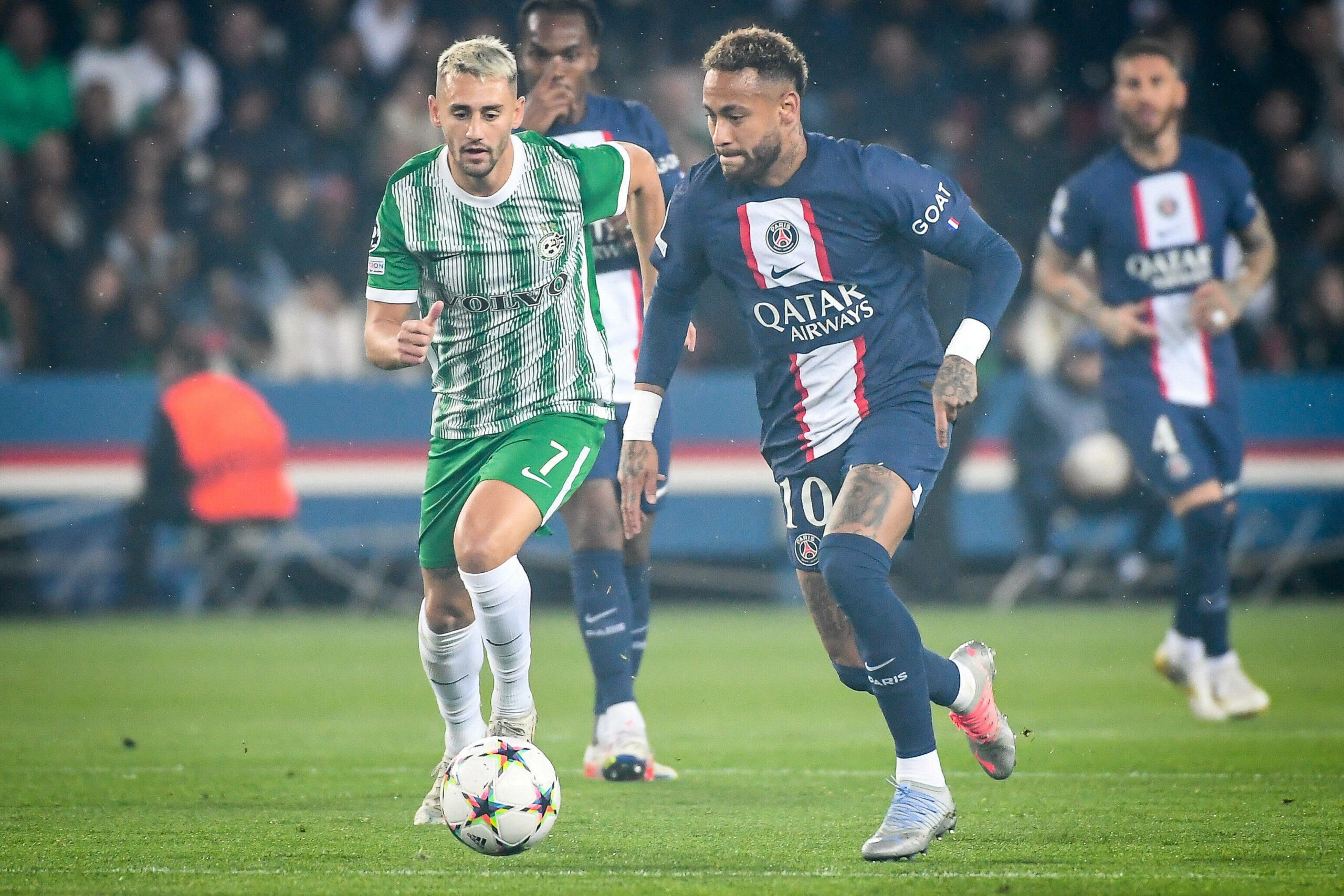 Omer Atzili von Maccabi Haifa und Neymar von PSG im Zweikampf