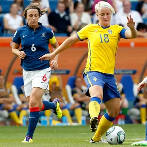 Schwedens Ex-Nationalspielerin Fischer im Zweikampf mit Frankreichs Bussaglia