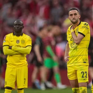 N'Golo Kante und Hakim Ziyech mit deprimierten Blicken nach der FA Cup-Finalniederlage letzten Jahres.