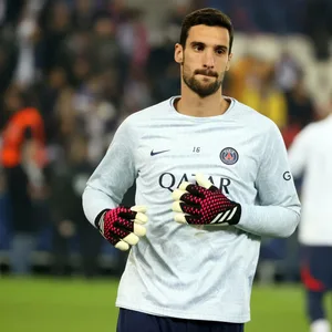 PSG-Torwart Sergio Rico beim Aufwärmen