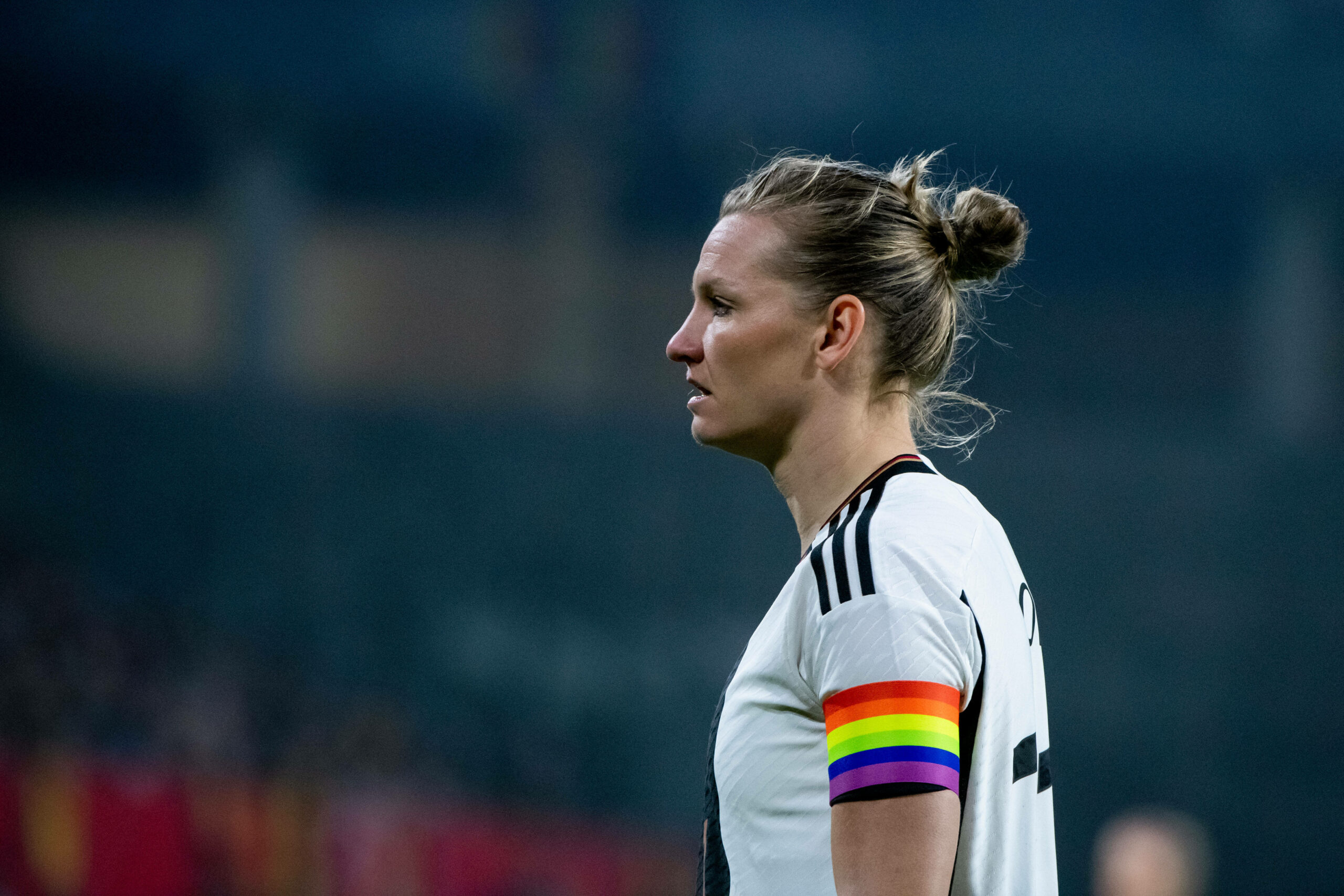 Alexandra Popp mit Regenbogenbinde beim Spiel gegen Schweden im Februar.