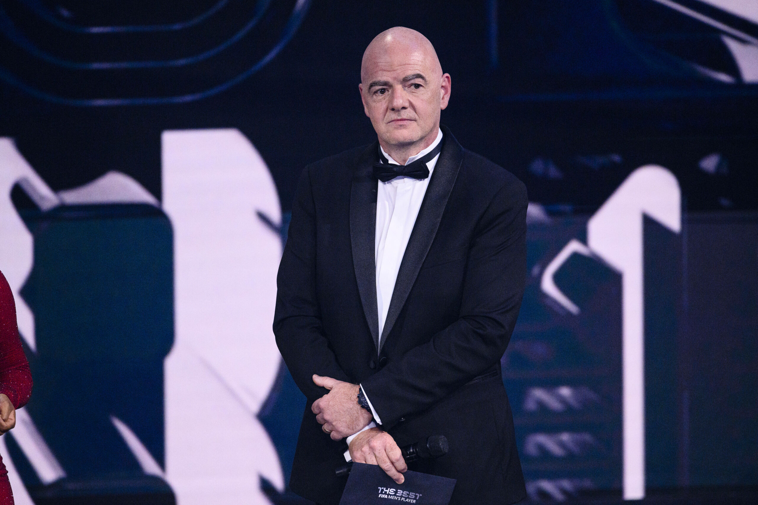 FIFA-Präsident Infantino steht auf der Bühne bei der Preisverleihung zum besten männlichen Fußballer
