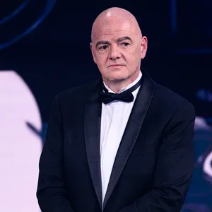 FIFA-Präsident Infantino steht auf der Bühne bei der Preisverleihung zum besten männlichen Fußballer