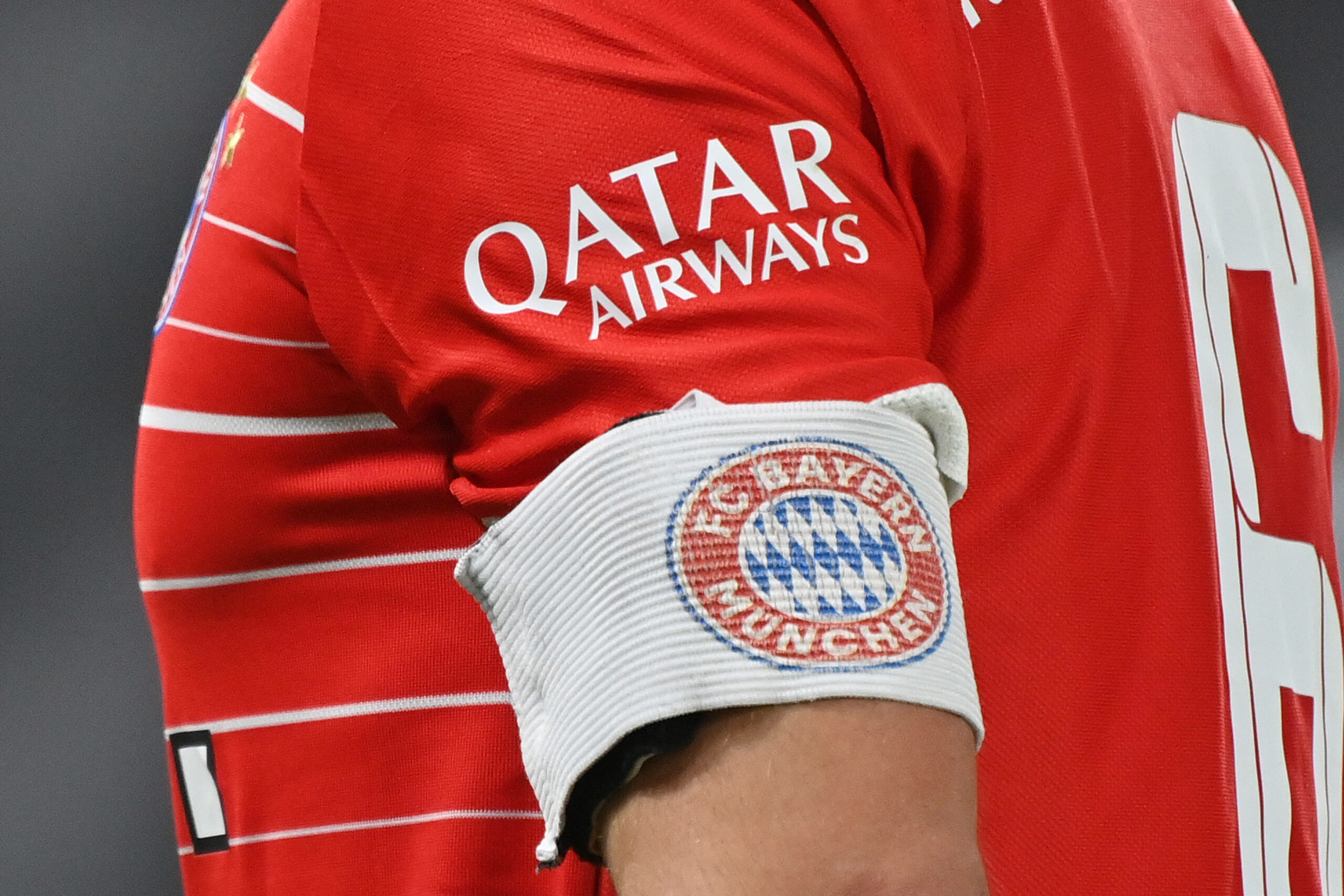 Qatar-Airways Schriftzug auf dem Ärmel des Trikots vom FC Bayern.