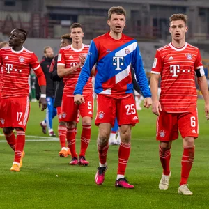 Sadio Mane, Benjamin Pavard, Thomas Müller und Joshua Kimmich schleichen vom Platz