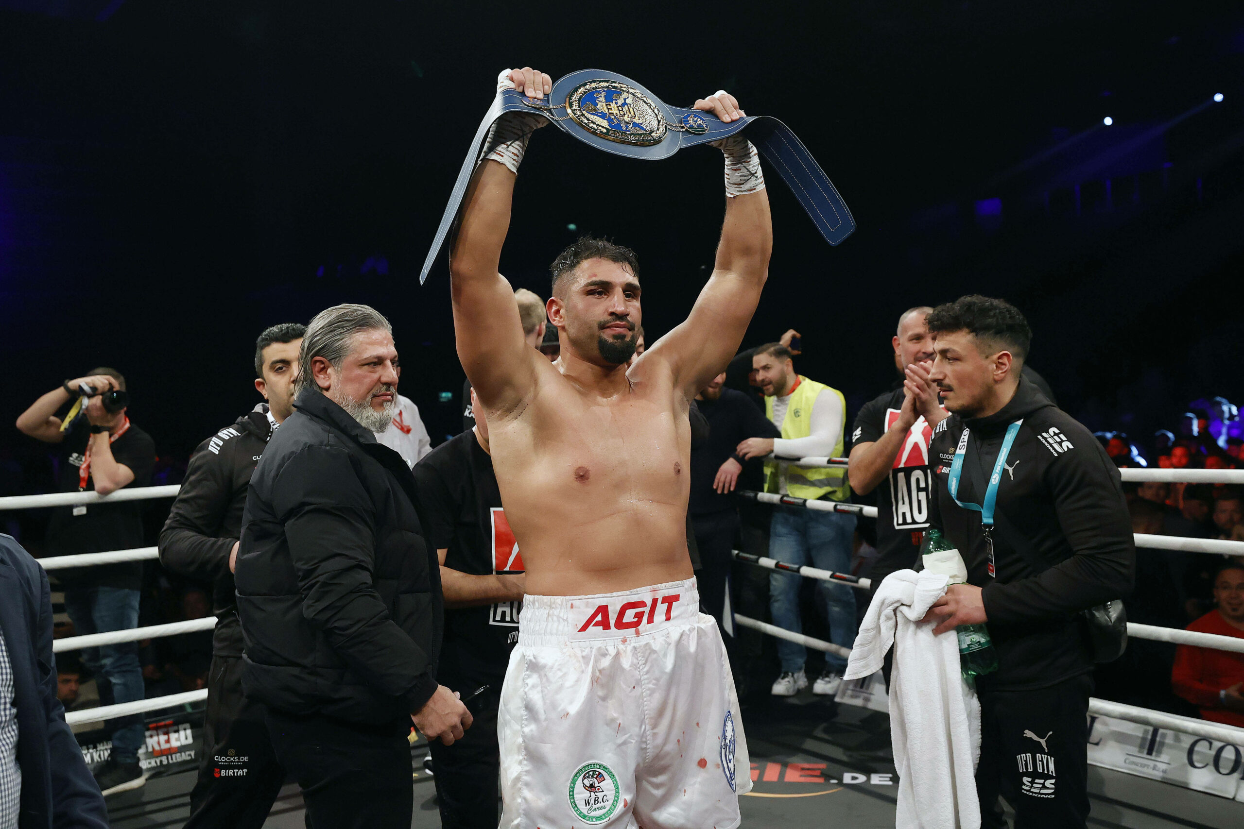 Box-Europameister Kabayel hält seinen Titelgürtel in die Höhe