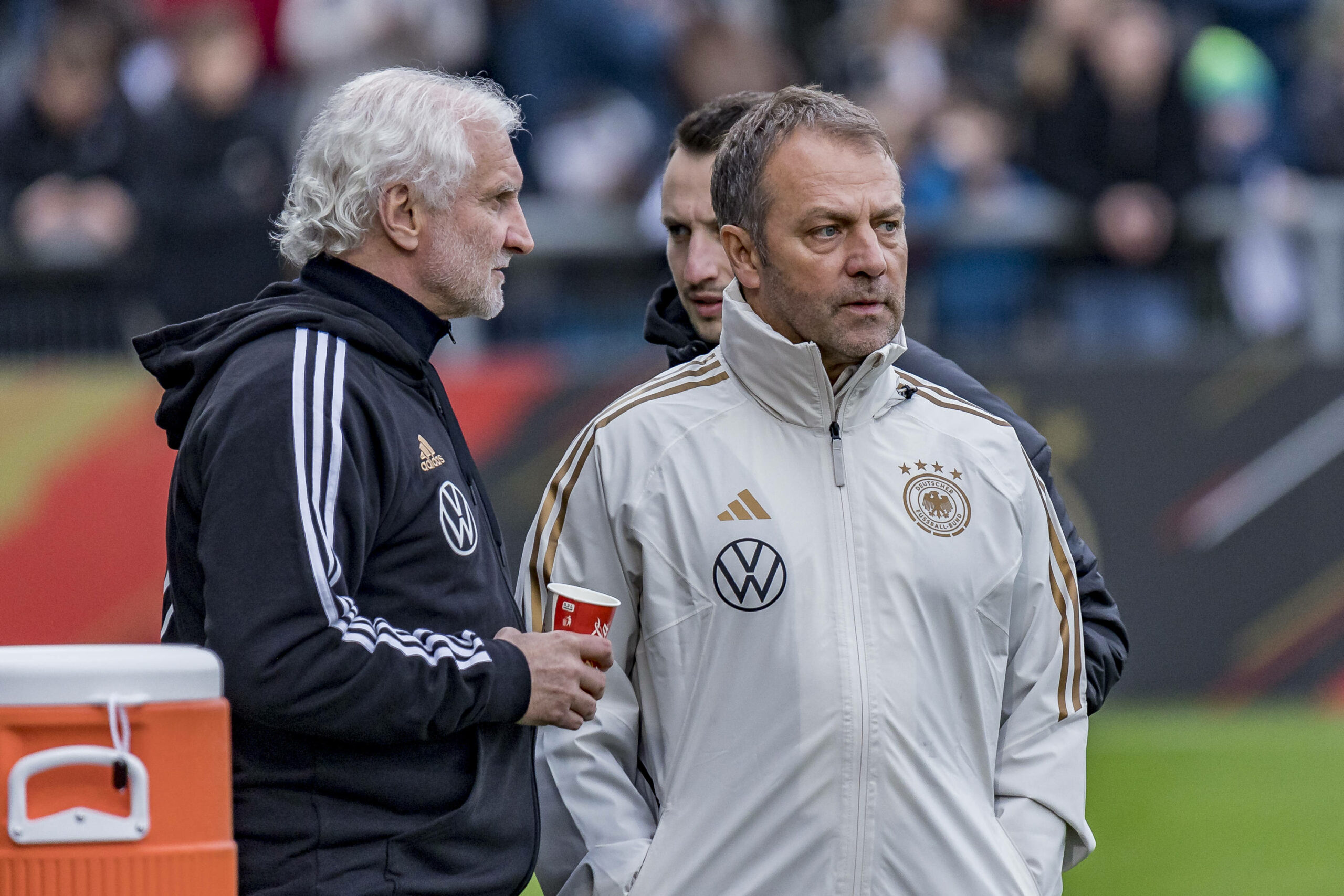 DFB-Direktor Völler und Bundestrainer Flick stehen zusammen bei einem Training der Nationalmannschaft