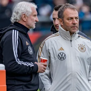 DFB-Direktor Völler und Bundestrainer Flick stehen zusammen bei einem Training der Nationalmannschaft