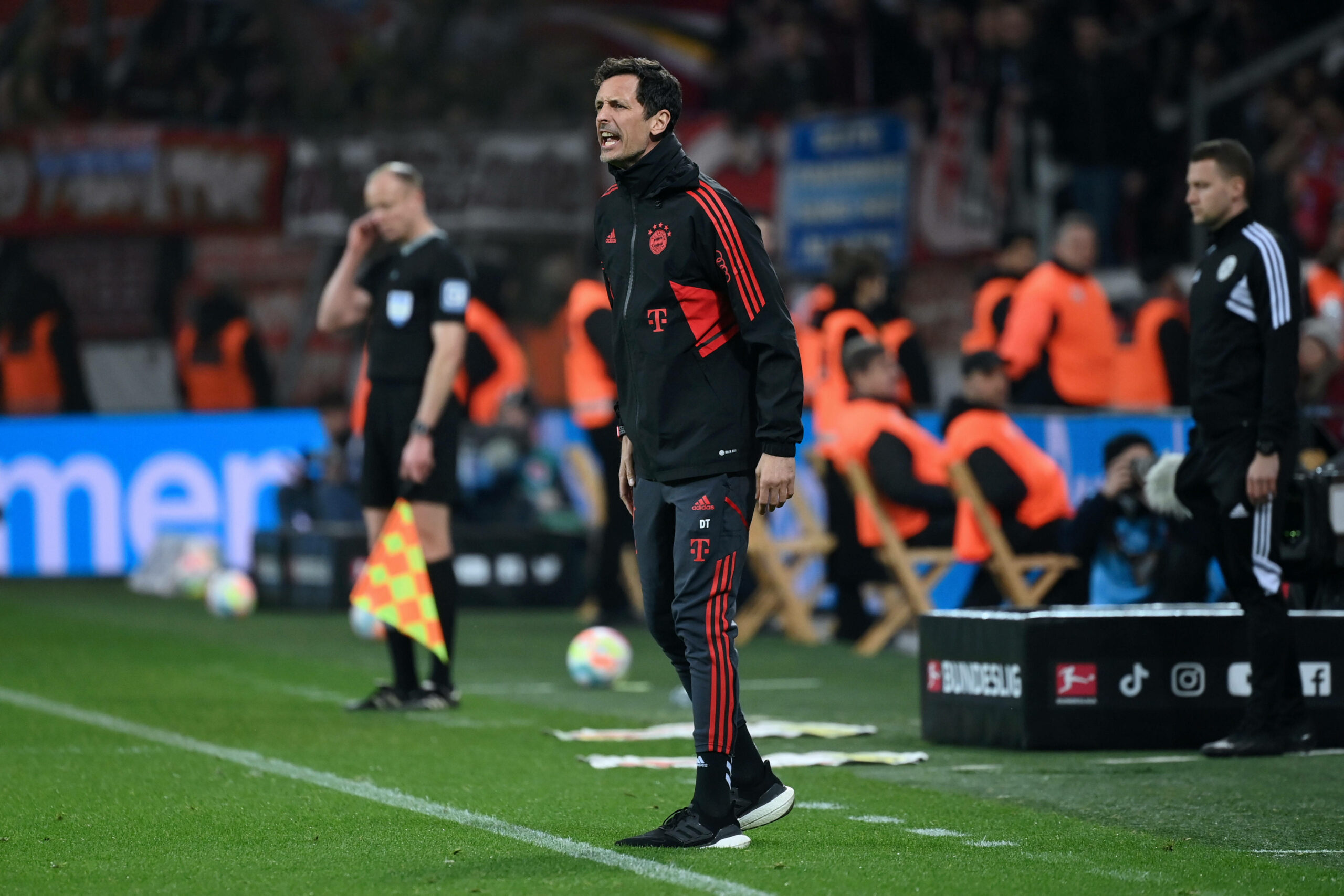 Dino Toppmöller als Bayern-Trainer an der Seitenlinie