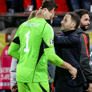 Trainer Domenico Tedesco im Gespräch mit Thibaut Courtois.