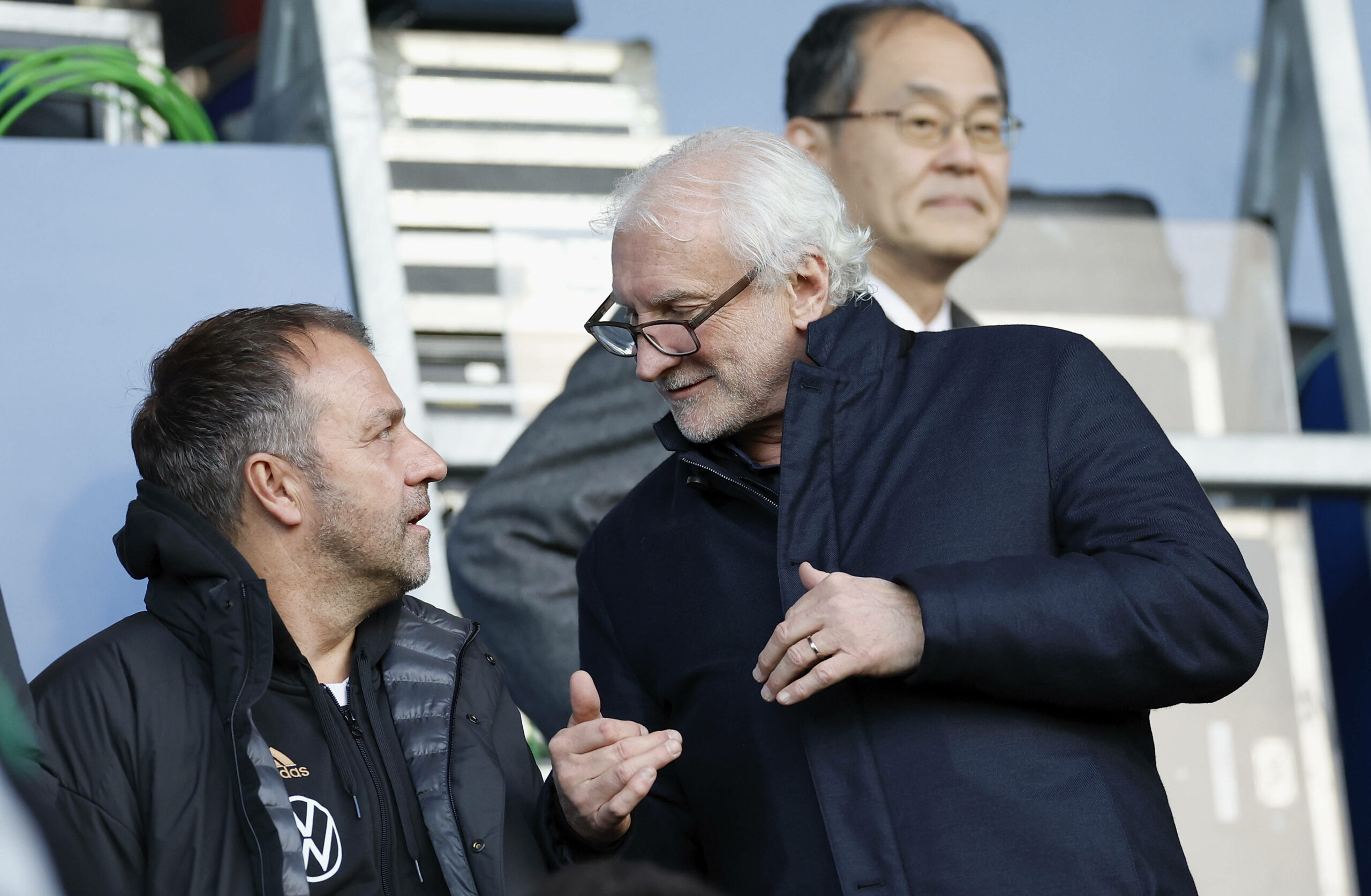 DFB-Sportdirektor Rudi Völler im Gespräch mit Bundestrainer Hansi Flick.