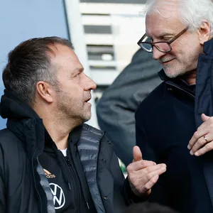 DFB-Sportdirektor Rudi Völler im Gespräch mit Bundestrainer Hansi Flick.