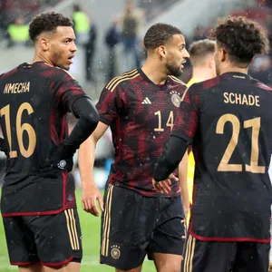 Felix Nmecha mit Josha Vagnoman und Kevin Schade im Länderspiel gegen Belgien