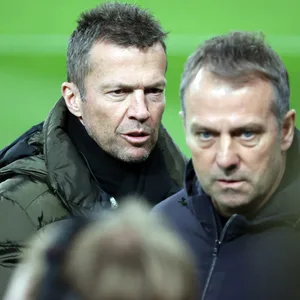 Lothar Matthäus guckt Hansi Flick vor Spielbeginn hinterher.