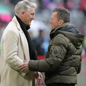 Bastian Schweinsteiger und Lothar Matthäus unterhalten sich miteinander.