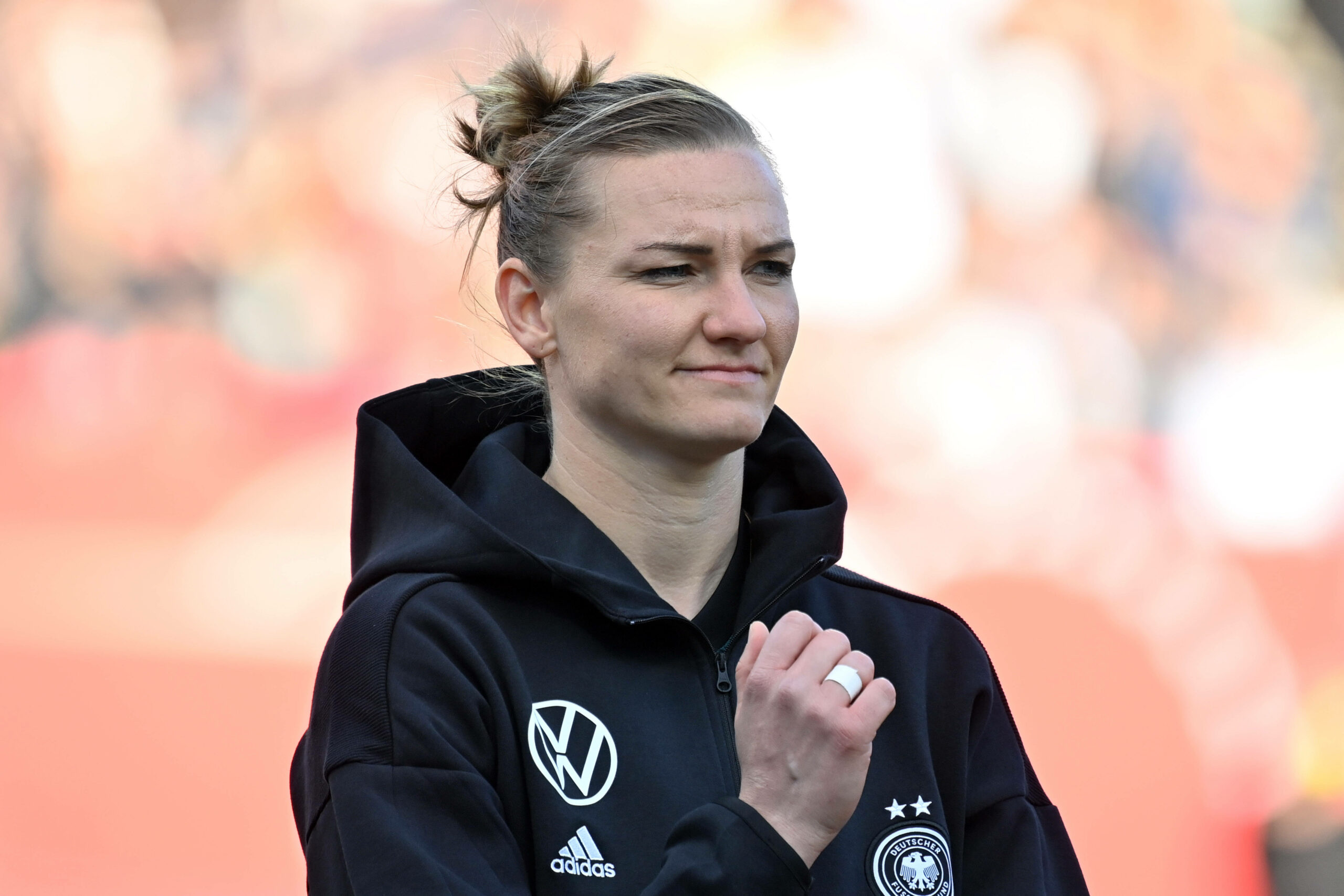 Alexandra Popp in schwarzer DFB-Trainingsjacke.