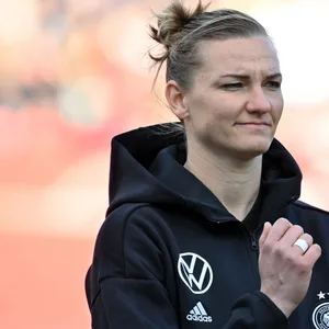 Alexandra Popp in schwarzer DFB-Trainingsjacke.