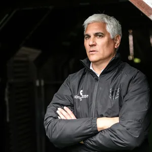 Sportchef Andreas Bornemann mit verschränkten Armen.